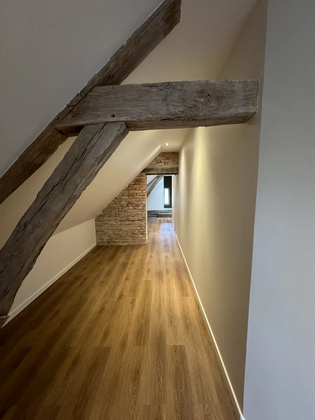 Couloir sous combles et charpente conservée