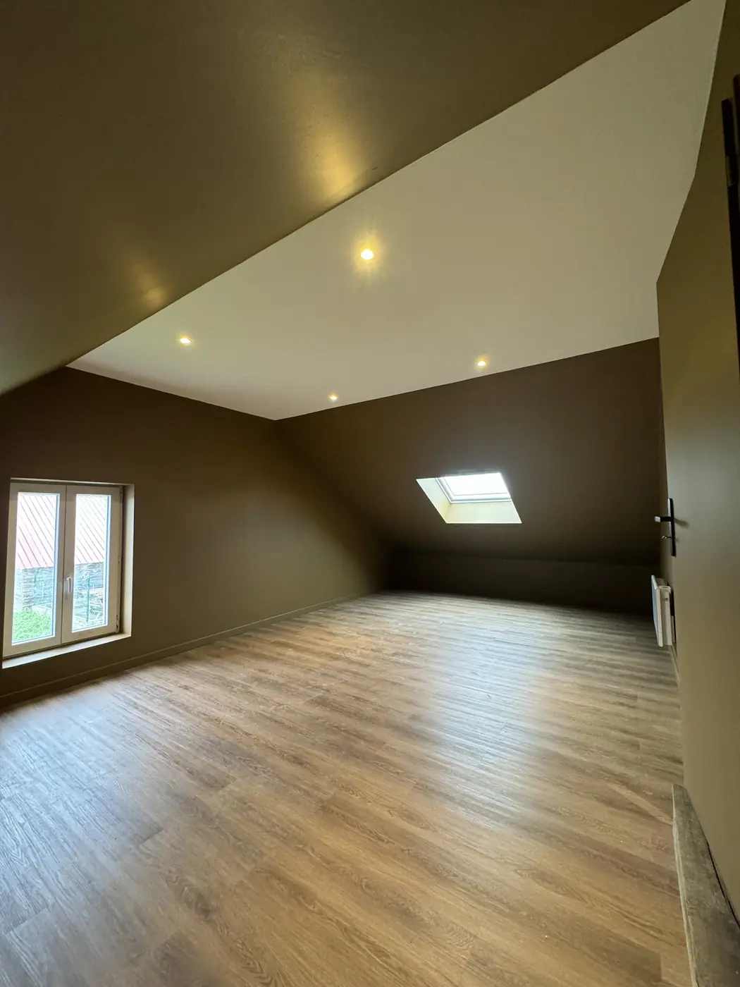 Chambre mansardée aux murs bronze