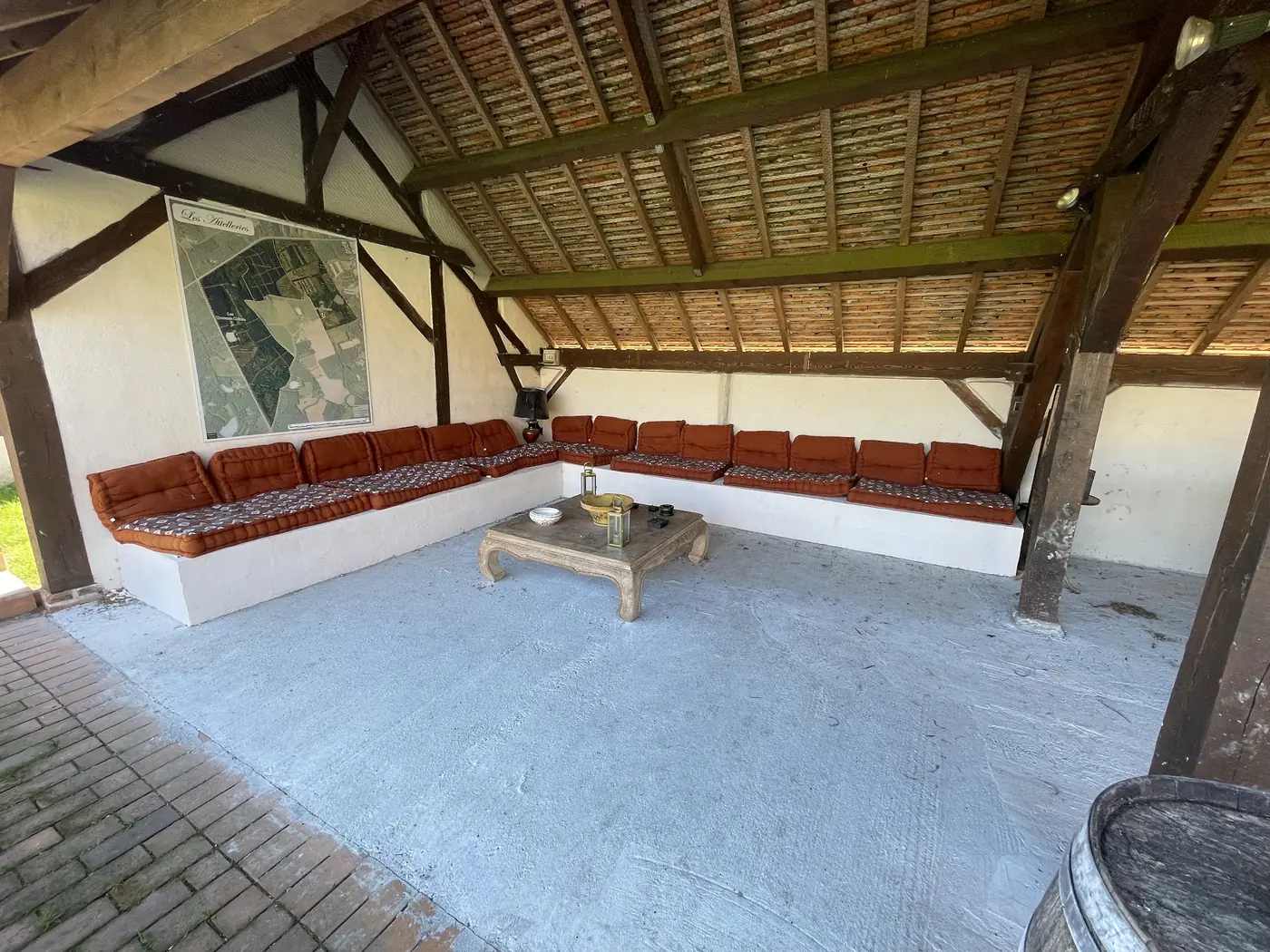 Pool house aménagé avec banquette et charpente