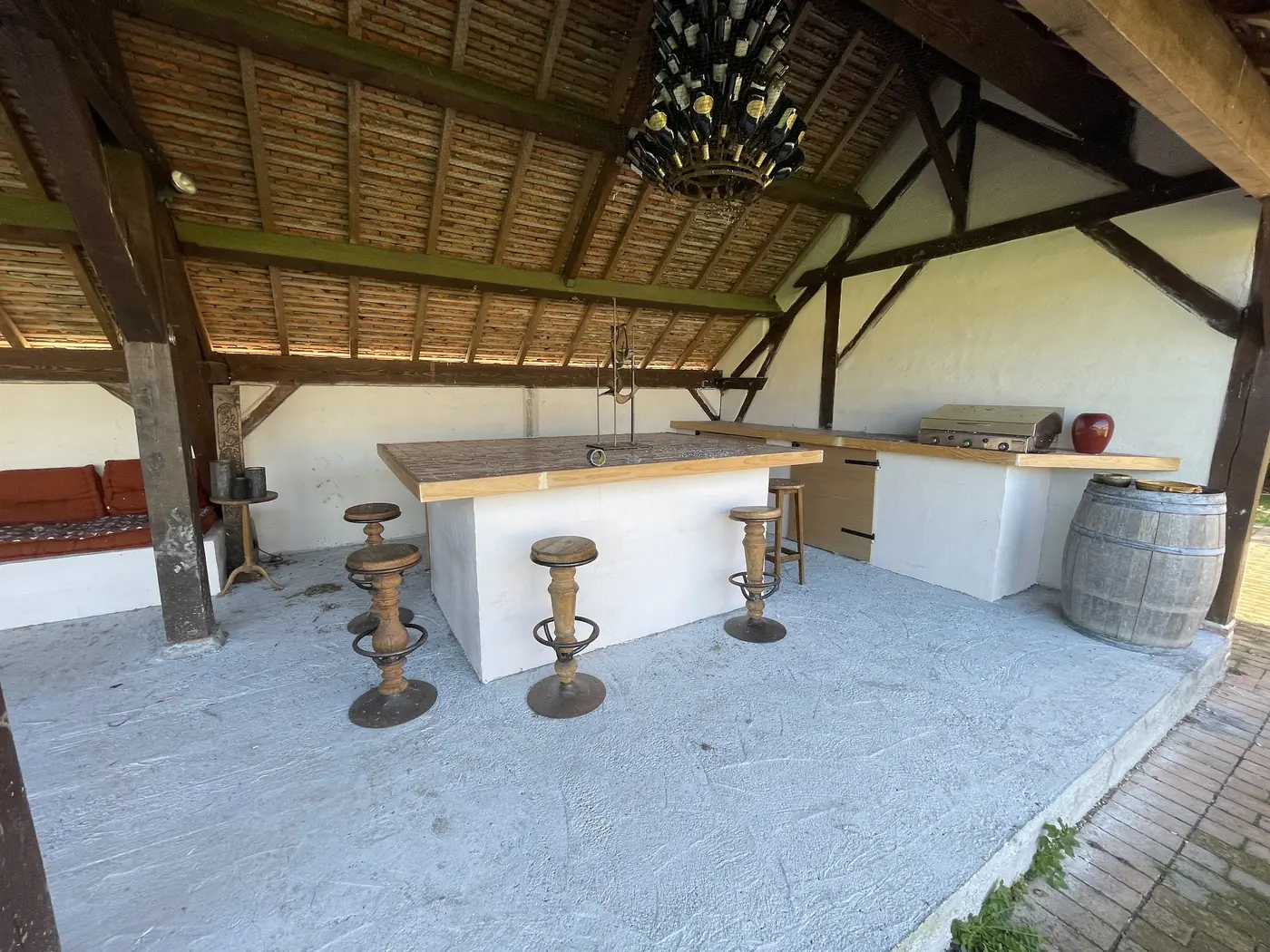 Pool house avec bar et tabourets